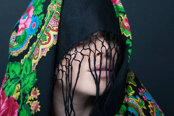 スカーフで覆われた顔で女性モデル — ストック写真