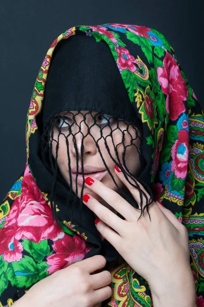Portret van de schoonheid van sexy model sjaal dragen — Stockfoto