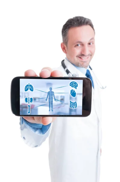 Мужской врач с помощью таблетки с медицинским интерфейсом — стоковое фото