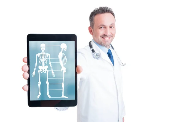 Улыбающийся медик с экраном планшетного компьютера — стоковое фото