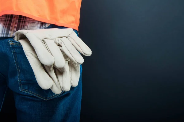 Halve close-up van constructor broek met handschoenen in zak — Stockfoto