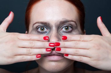 Akan ile göz alıcı kadın portresi maskara