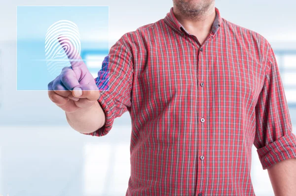 Мужчина касается современной кнопки для сканирования отпечатков пальцев — стоковое фото