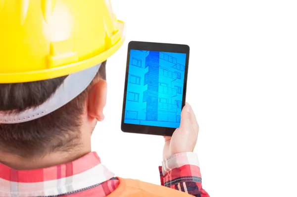 Achteraanzicht van mannelijke constructor houden van Tablet PC — Stockfoto