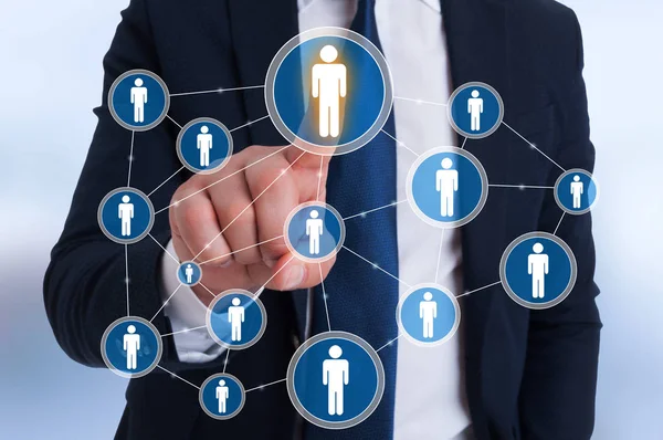 İlgili kişi sanal ekranda gösteren işadamı