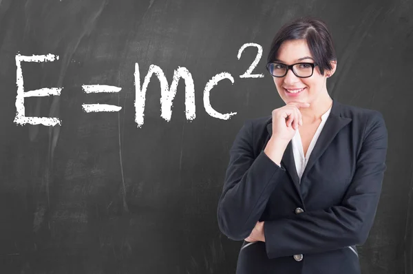 Leraar op de blackboard-formule in de natuurkunde geschreven — Stockfoto