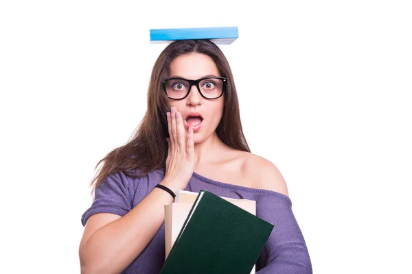 Jong meisje met een boek over haar hoofd — Stockfoto