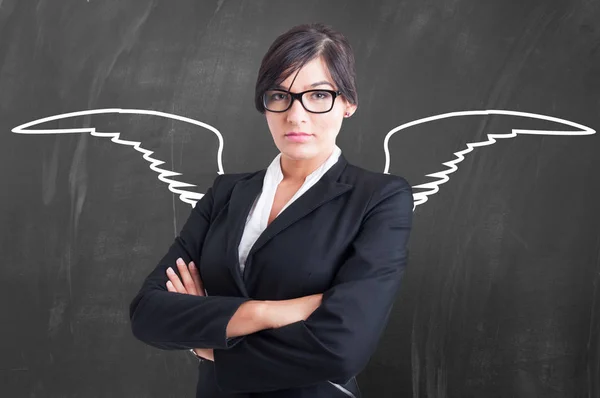 Femme professeur ange avec des ailes de craie sur tableau noir — Photo