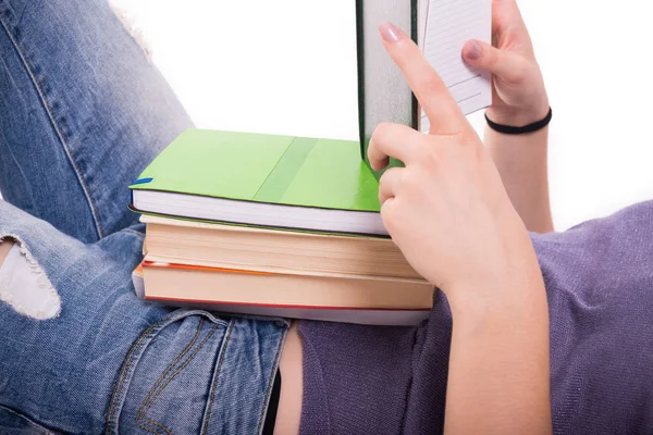 Student tot op vloer en lezen van een boek — Stockfoto