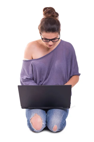 Collegestudent arbetar på laptop hemma — Stockfoto