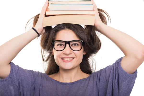 Lustige junge Studentin mit Büchern auf dem Kopf — Stockfoto