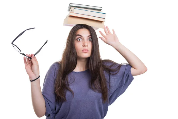 Meisje met een stapel boeken op hoofd — Stockfoto