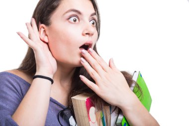 Kulak için elini tutarak ve ağız kapsayan sürpriz kadın