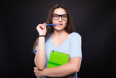 Kalem ve kitap ile genç kız öğrenci 