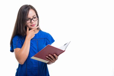 Öğrenci kız holding defter ve düşünme portresi