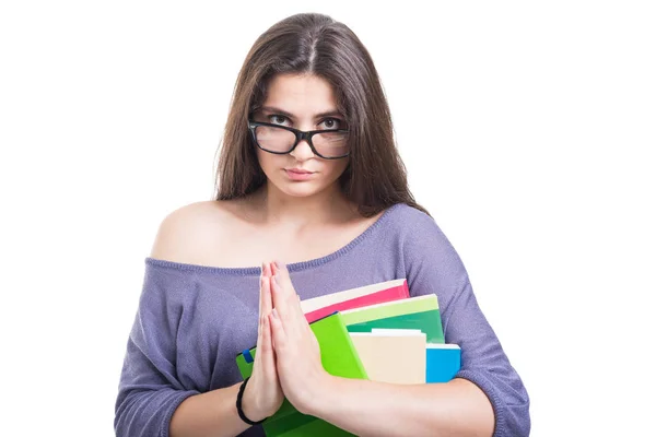 Menina estudante atraente com muitos livros pleiteando — Fotografia de Stock