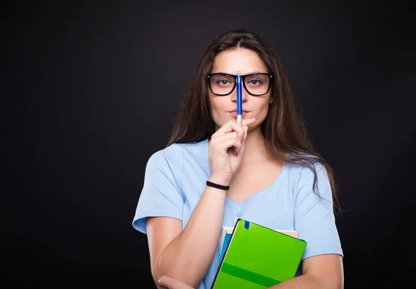 Mooie student meisje met bril lezingsboeken — Stockfoto