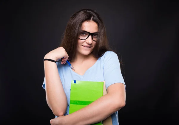 Porträt einer jungen sexy Studentin, die verführerisch in die Kamera blickt — Stockfoto