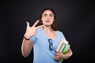 Genç ve güzel modeli üç parmak tutan