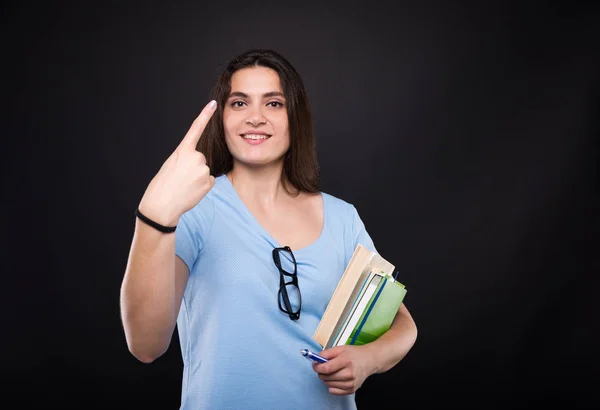 Mutlu gülümseyen öğrenci gösteren işaret parmağı — Stok fotoğraf