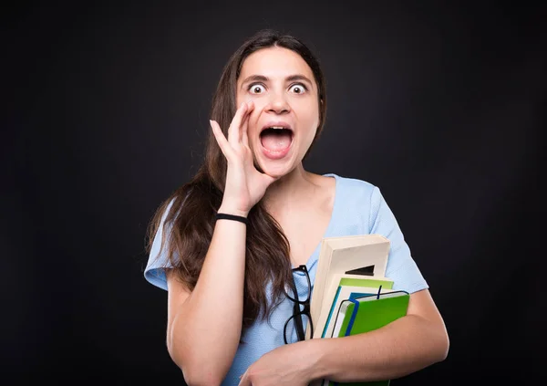 Porträt einer Studentin, die laut schreit — Stockfoto