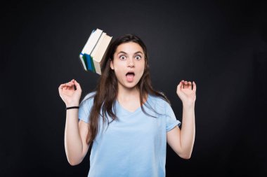 Kitaplar kayma ile genç öğrenci 