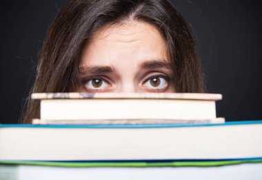 Kitap tutan üzgün kız öğrenci 