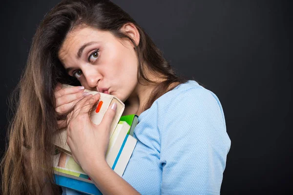 Güzel kadın öğrenci kitap öpüşme