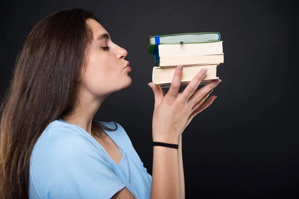 Mooie student meisje kuste haar boeken — Stockfoto