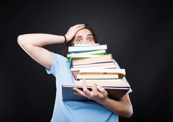 College student uitvoering van een stapel boeken benadrukt — Stockfoto