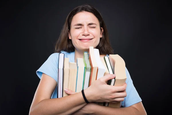 Erschöpfte Studentin hält Bücher in der Hand — Stockfoto