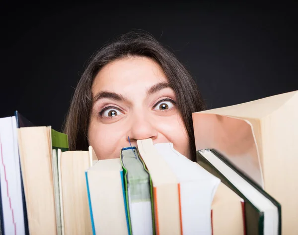 College student omgeven door boeken — Stockfoto