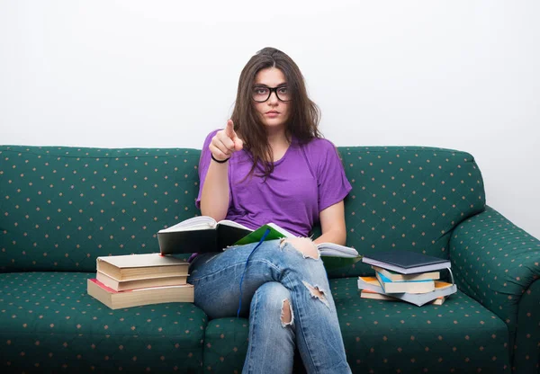 Bonito livro de leitura feminina enquanto sentado no sofá — Fotografia de Stock