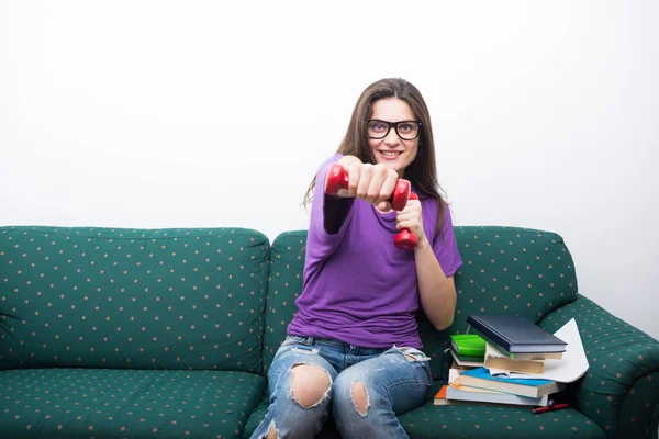 Gelukkig college meisje doen oefeningen thuis — Stockfoto