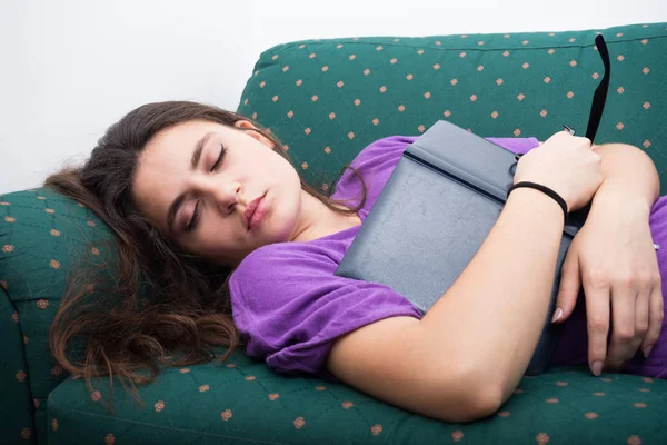 Девушка засыпает на диване дома — стоковое фото