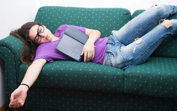 Красивая белая женщина спит во время чтения книги — стоковое фото