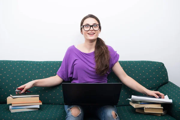 Vrolijke student met boeken en laptop — Stockfoto