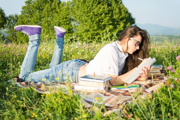 Mujer encantadora leyendo un libro al aire libre — Foto de Stock