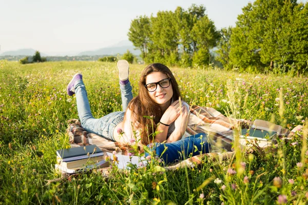 Hermosa mujer leyendo un libro afuera — Foto de Stock