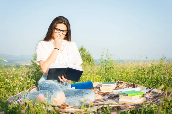 Gorgeous woman with book in the spring par