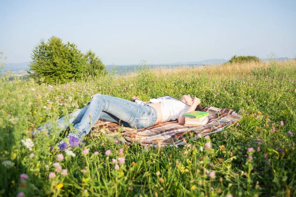 Superbe jeune brune relaxante en plein air lisant des livres — Photo