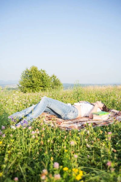 Jeune femelle posée sur la couverture sur l'herbe — Photo