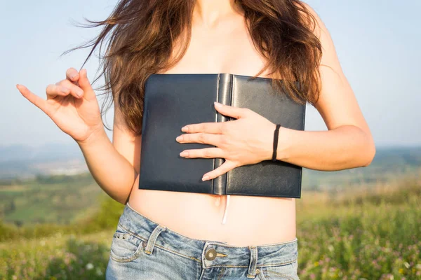 Hermosa mujer en topless afuera con un libro — Foto de Stock