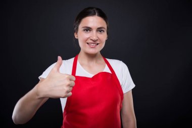 Gülümseyen ve thumbup veren genç çekici çalışan