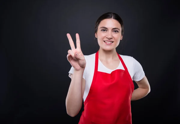 Neşeli kadın satıcı barış hareketi yapıyor — Stok fotoğraf