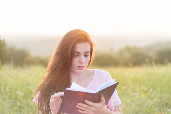 Joven hermosa chica con libro en la naturaleza — Foto de Stock