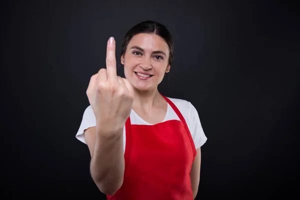 Ondeugende jonge vrouwelijke verkoper doen obsceen gebaar — Stockfoto