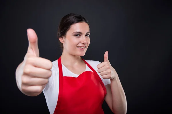 Sorrindo vendedor supermercado gesticulando polegares para cima — Fotografia de Stock