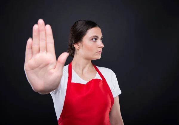 Молодая раздраженная женщина разговаривает с жестом руки — стоковое фото