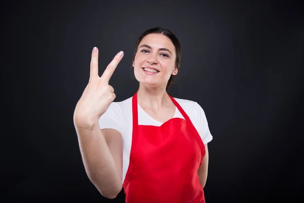 Chica alegre empleado mostrando dos dedos —  Fotos de Stock